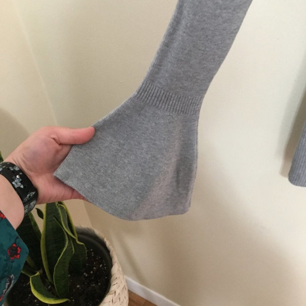 WHBM ribbed bell sleeve v neck sweater A15 - Picture 2 of 5